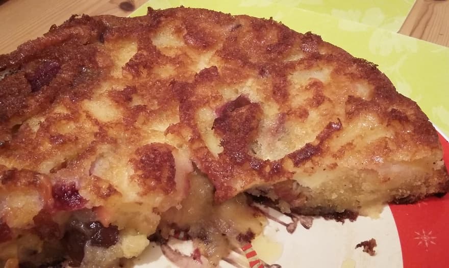ТАЮЩИЙ ВО РТУ ПИРОГ С ЯБЛОКАМИ И СЛИВАМИ
