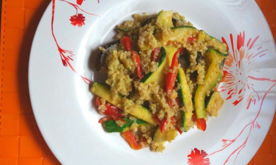 Киноа с жареными овощами и соусом песто 