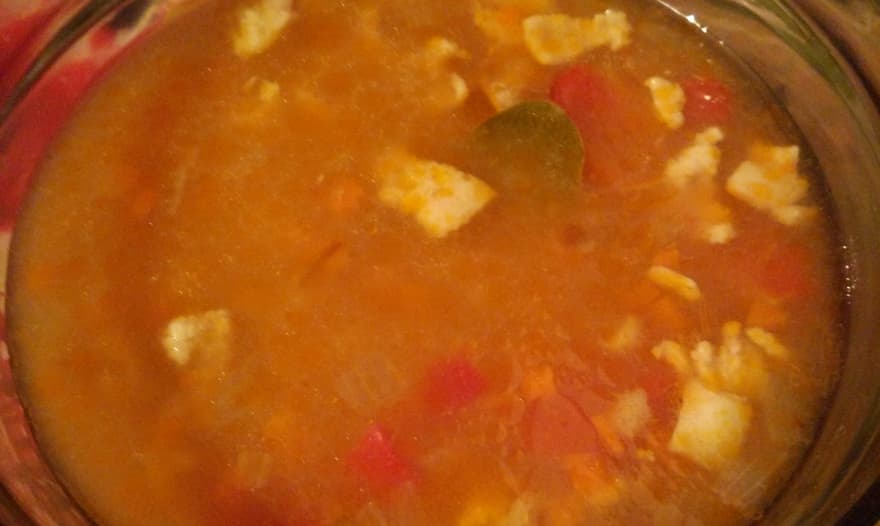 Томатный куриный суп с перловкой