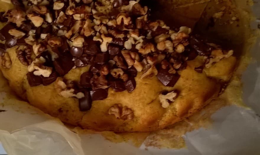Тыквенный пирог с орехами, шоколадом и соленой карамелью