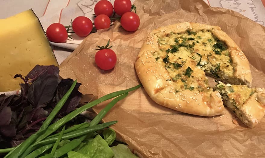 Галета с яйцом, сыром и луком