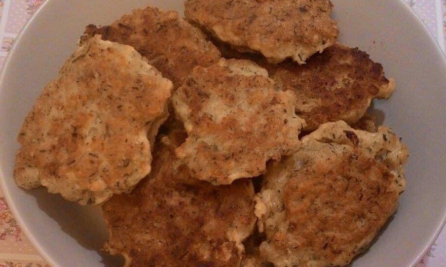 Рыбные биточки со сметанным соусом