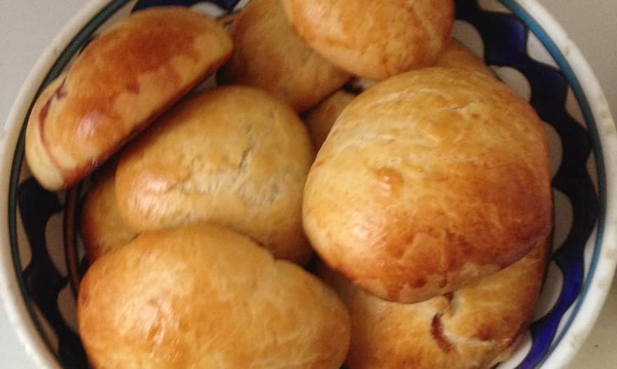 Ванильные сдобные булочки с джемом