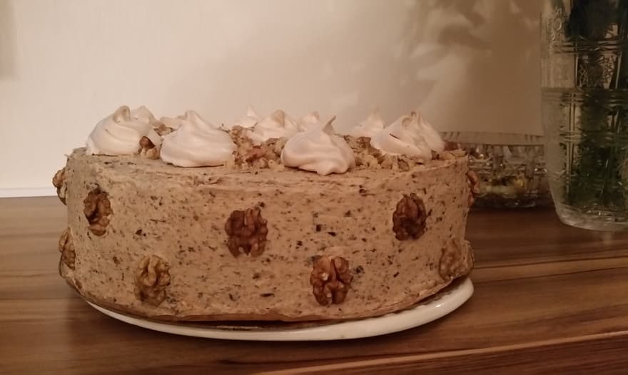 Торт безе с черносливом и инжиром