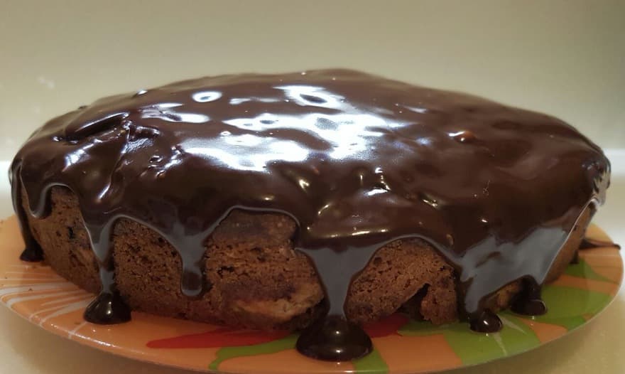 Шоколадный пирог с яблоками
