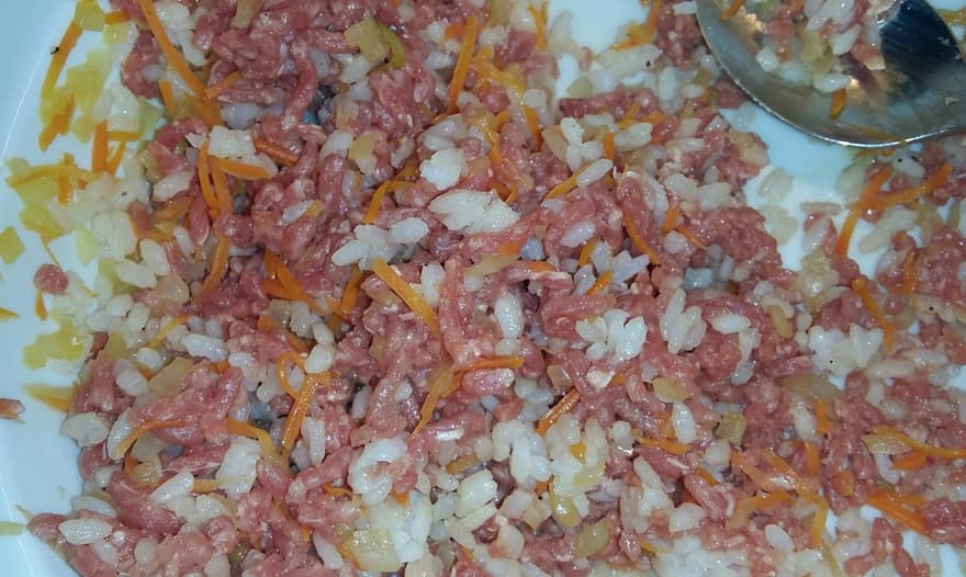 Перец, фаршированный мясом и рисом