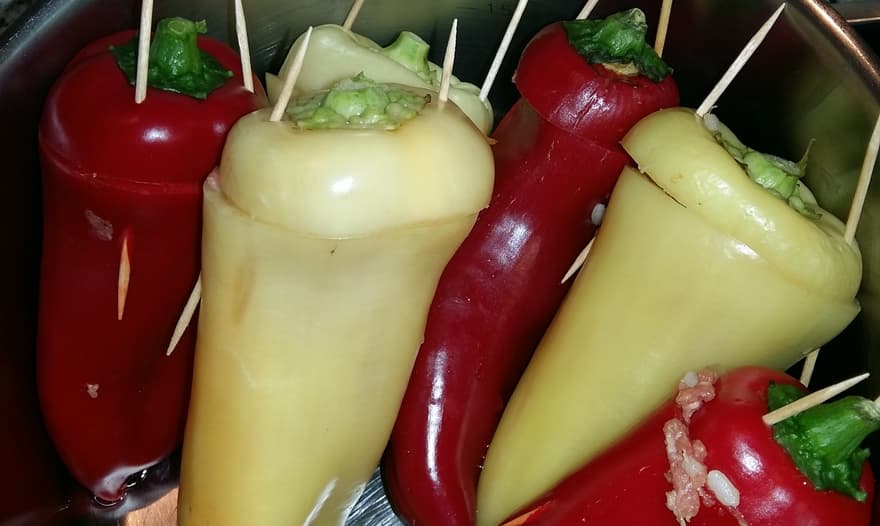 Перец, фаршированный мясом и рисом