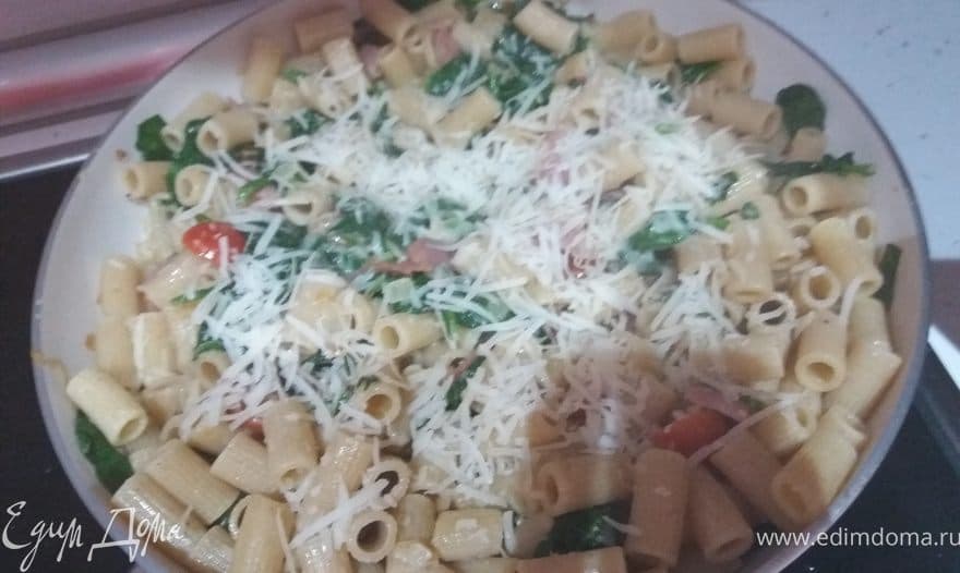 Паста с беконом, шпинатом и помидорами 