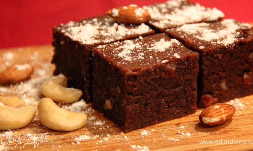 Банановый брауни с изюмом и орехами