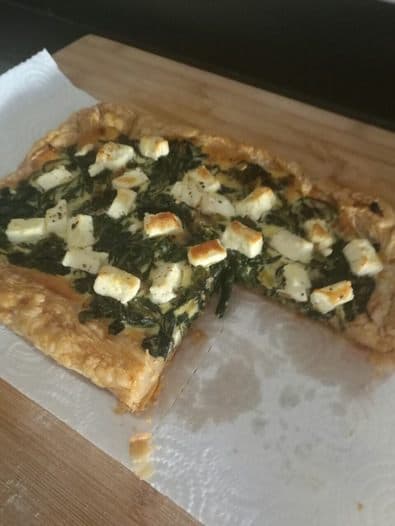 Киш с фетой, шпинатом и зеленым луком