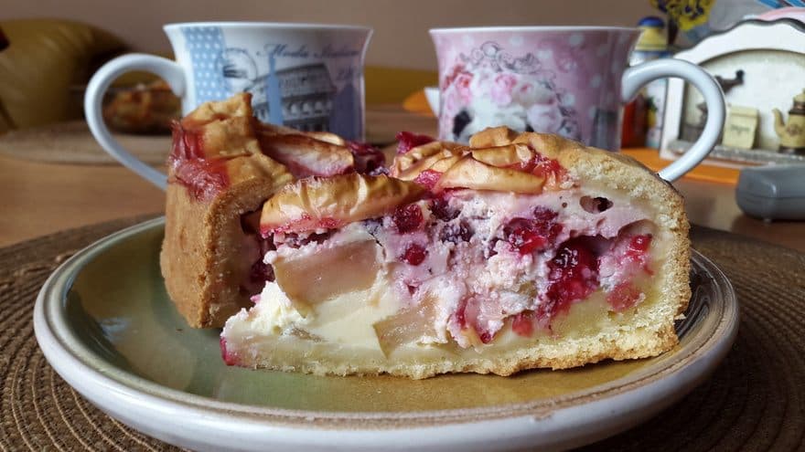 Пирог с брусникой и яблоком