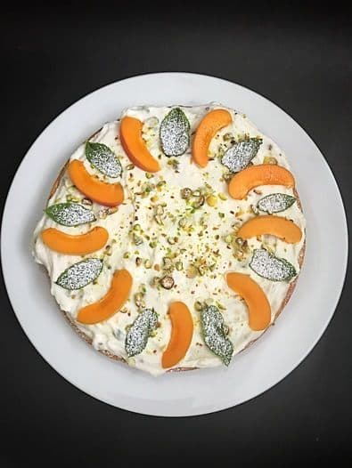 Кекс с абрикосами, рикоттой, фисташками