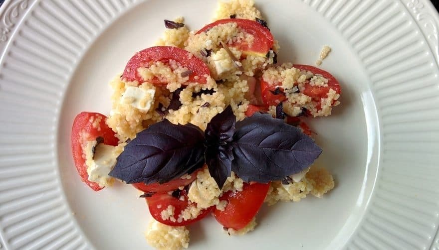Салат с кускусом, помидорами и фетой