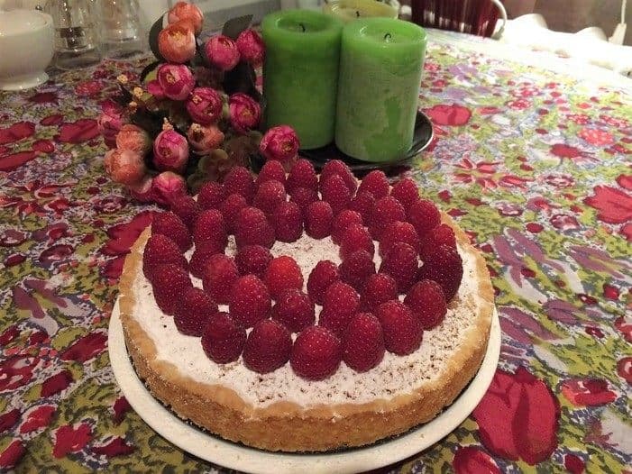 Миндальный пирог с малиной