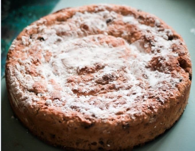 Кулич с миндалем и изюмом