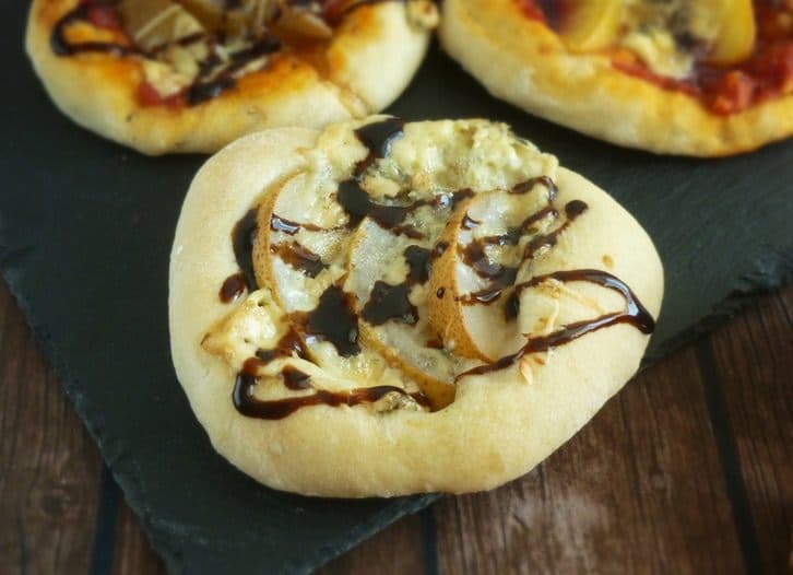 Пиццетты с фруктами и голубым сыром