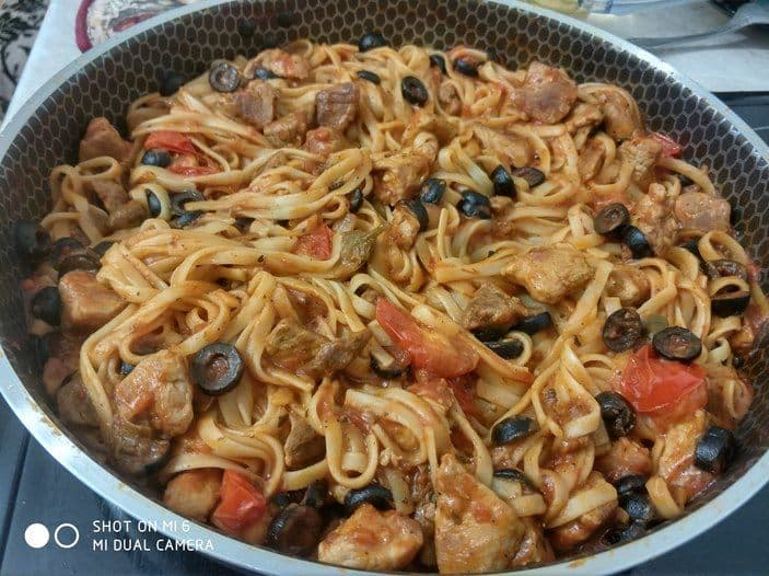 Креветки с лингвине и соусом puttanesca
