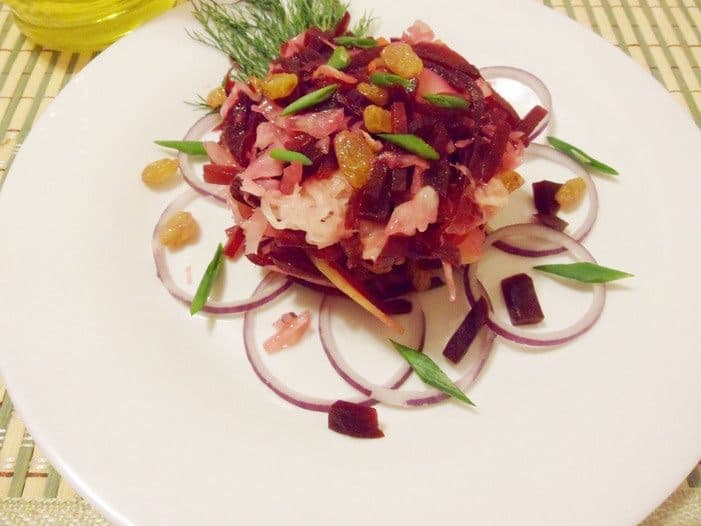 Салат из квашеной капусты и моченых яблок