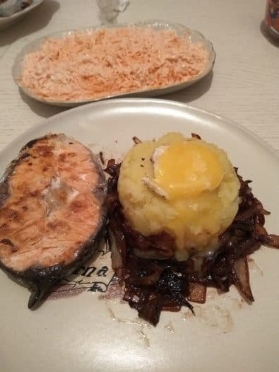 Лосось с пюре и карамельным луком