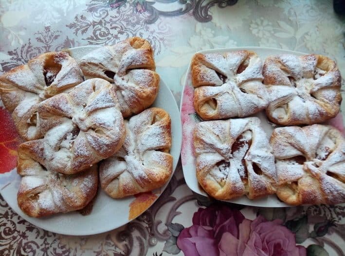 Конверты из слоеного теста с творогом и джемом