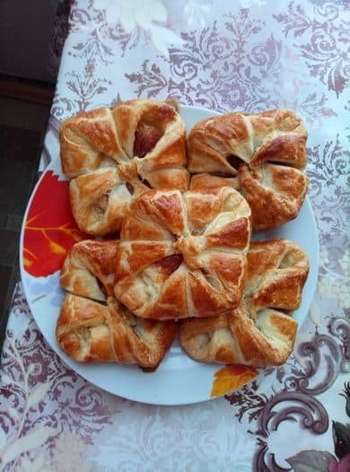 Конверты из слоеного теста с творогом и джемом