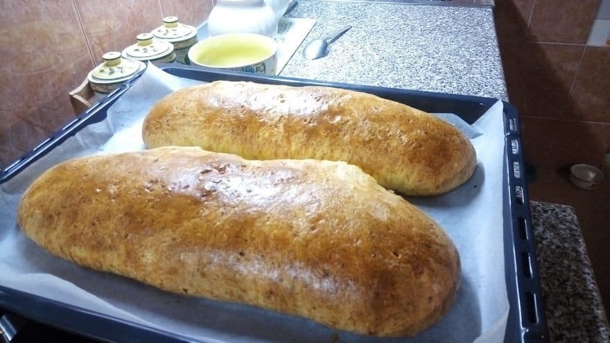 Творожный рулет с яблоками и сливой