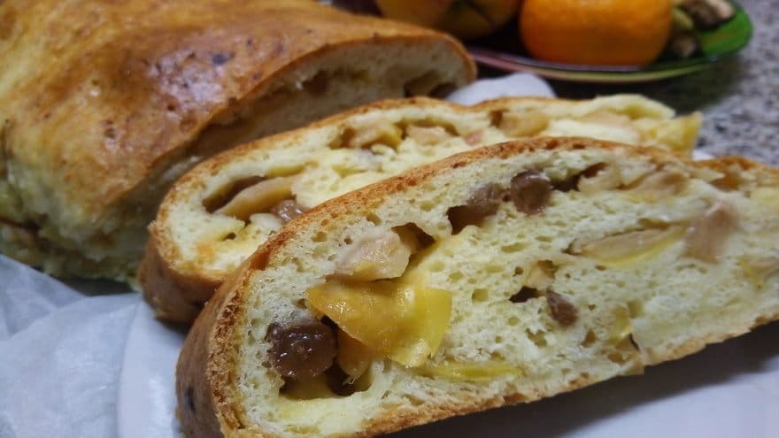 Творожный рулет с яблоками и сливой
