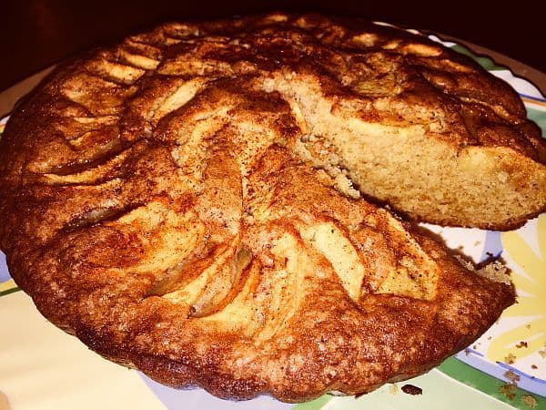 Домашний пирог с яблоками и корицей