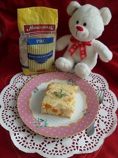 Рисово-творожная запеканка с яблоком и курагой 