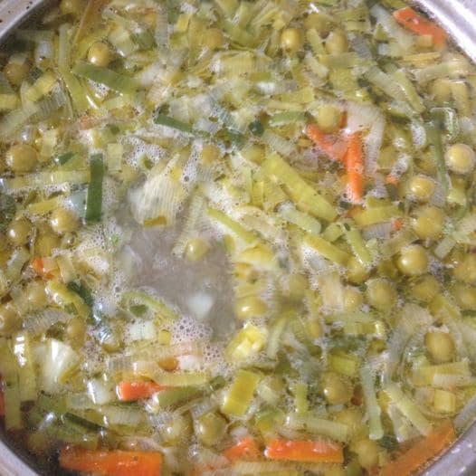 Суп с манкой и зеленым горошком