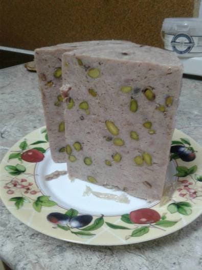 Домашняя куриная ветчина с грецкими орехами