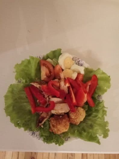 Салат с куриной грудкой и сырными шариками