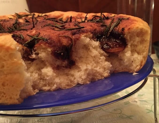 Фокачча с чесноком и розмарином