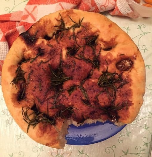 Фокачча с чесноком и розмарином