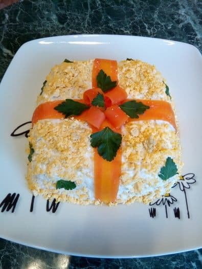 Салат с курицей, черносливом и грецкими орехами «Новогодний подарок»