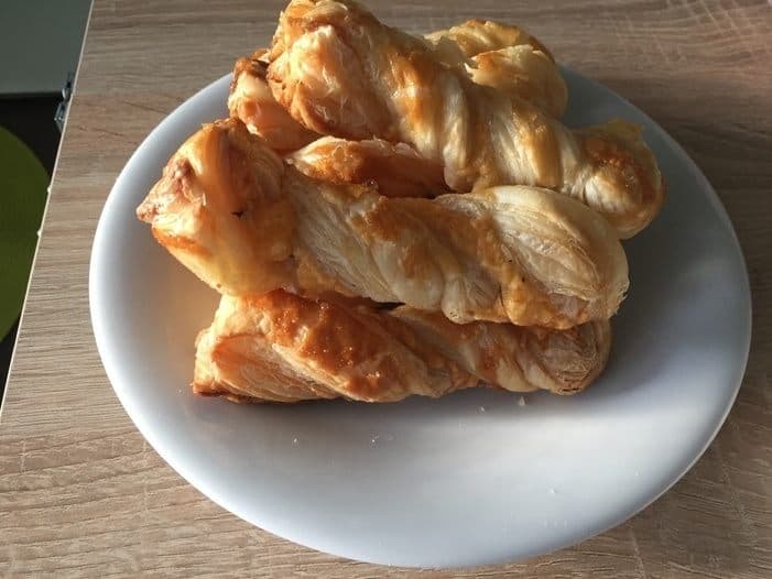 Слоеные палочки с сыром и тмином