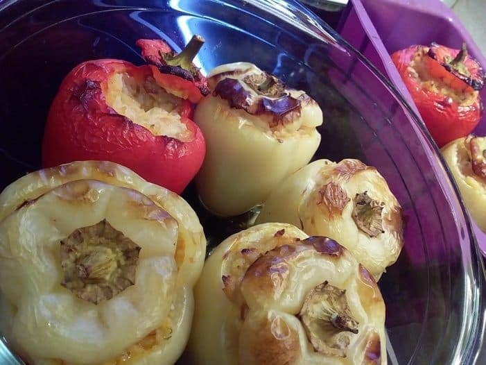 Запеченные перцы с тунцом, рисом и чечевицей