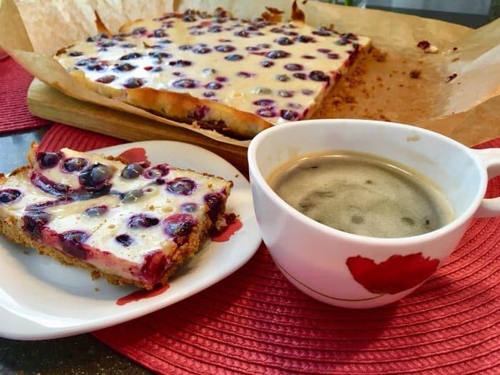 Барс с черникой и лимонным кремом