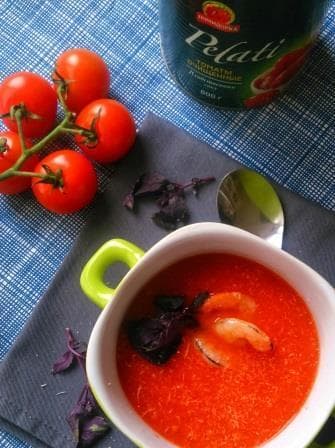 Томатный суп-пюре с креветками и базиликом