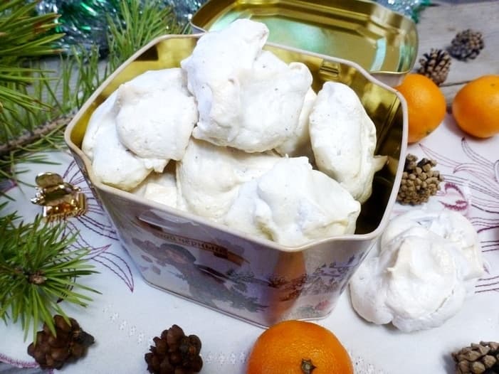 Безе с шоколадом, фундуком и вишней