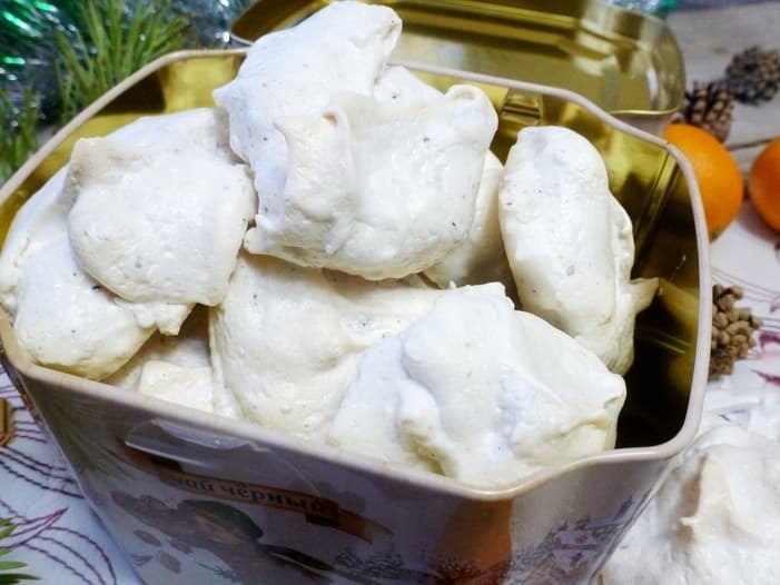 Безе с шоколадом, фундуком и вишней