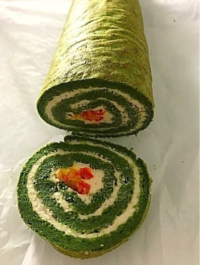 Зеленый рулет с творожной начинкой