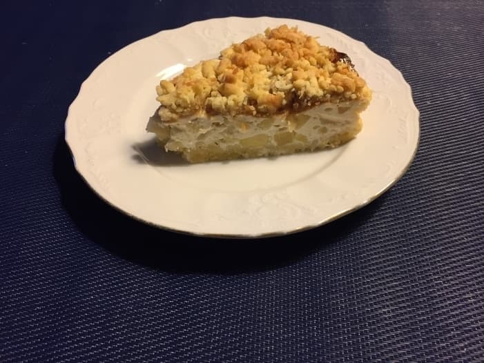 Тертый пирог с творогом и грушами