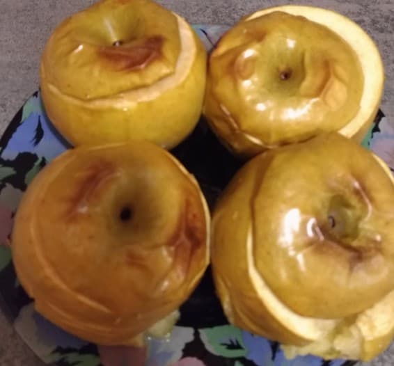 Печеные яблоки с орехами и черносливом