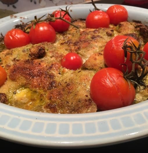 Курица, запеченная с песто, сыром и помидорами