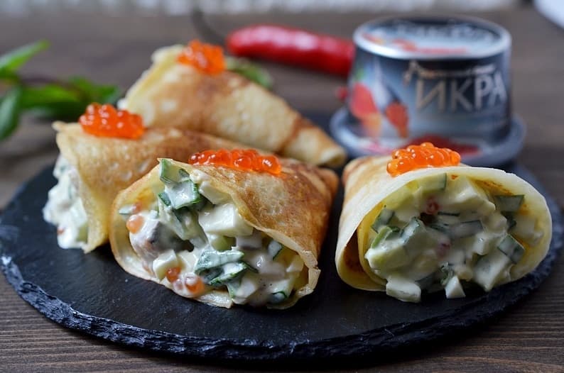 Блинные кулечки с селедочным салатом и икрой