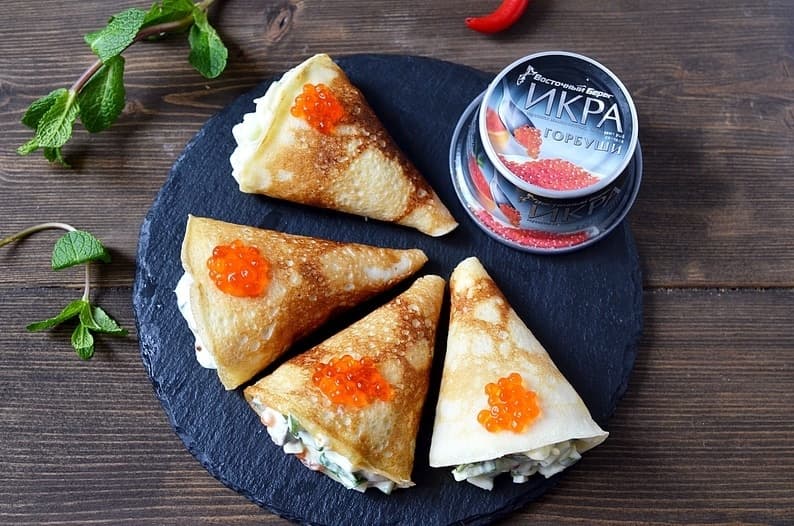 Блинные кулечки с селедочным салатом и икрой