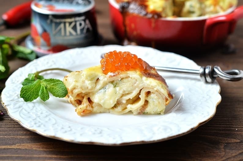 Блинный пирог с сырной начинкой и икрой