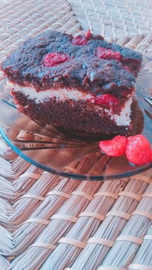 Брауни с малиной и творожной прослойкой