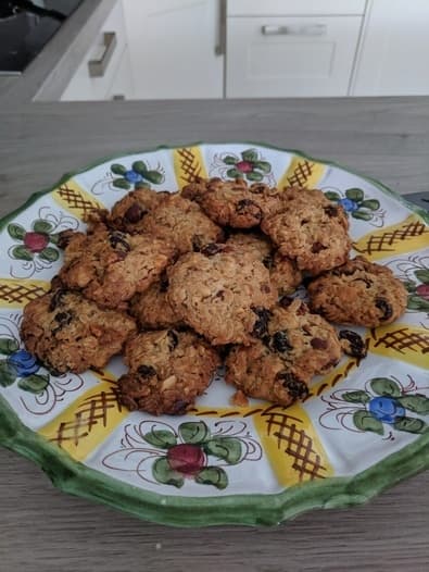 Овсяное печенье с отрубями, орехами и изюмом 